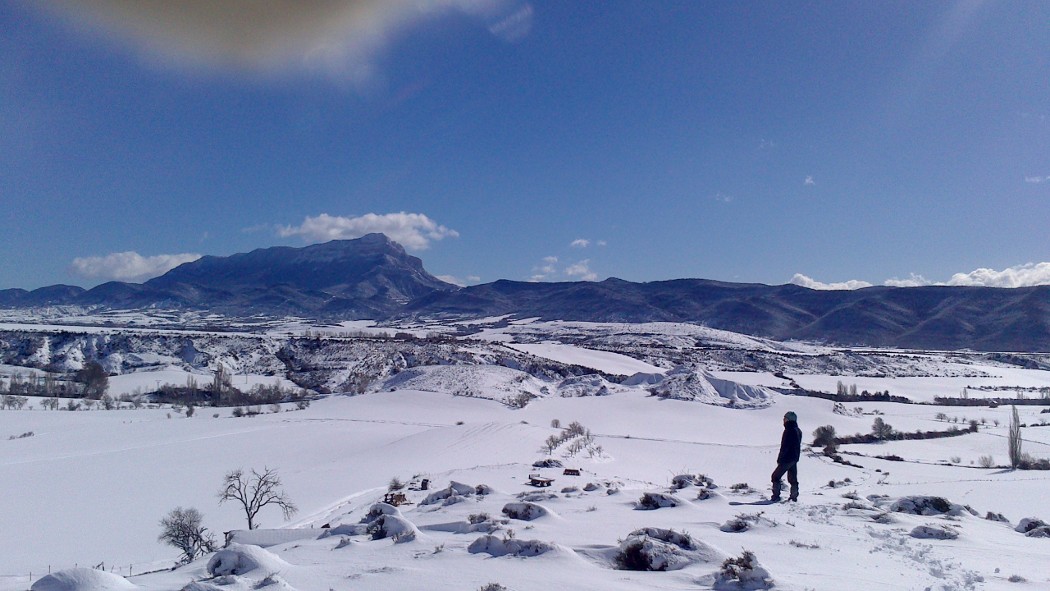 Paisaje nevado del Pirineo en invierno