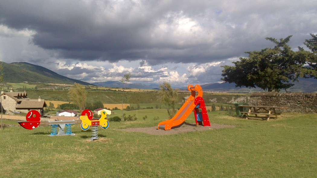 Zona de juegos infantil en Novés, con vistas al paisaje pirenaico