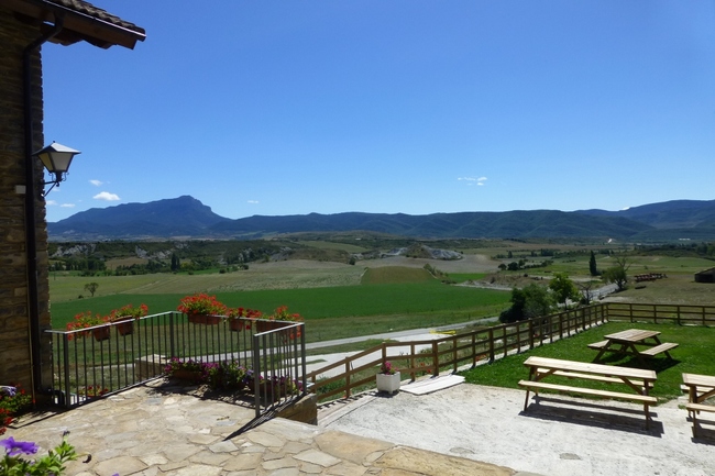Terraza y jardín con vistas a las montañas