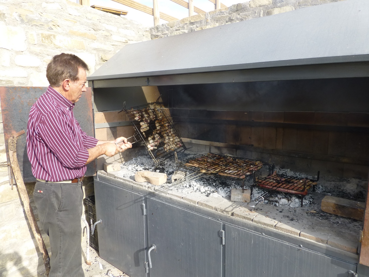 José Luis preparando la barbacoa